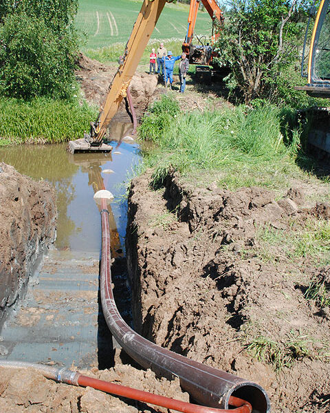 Kotaladon jätevesiosuuskunnan urakka etenee. Tuohitun linja alitti Perniönjoen viime viikolla.
