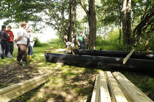 Laukanlahden niittolautan perusta on kaksi muoviponttoonia, joiden ansiosta lautta kantaa yli tonnin kuorman. Perään asennetaan 9,9 hevosvoiman perämoottori ja keulaan 3 metrin leveydeltä leikkaava niittokone.