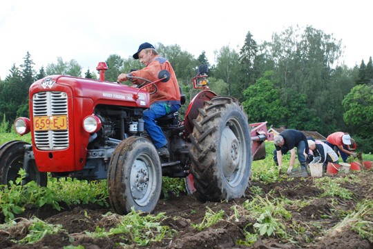 Pekka Grundström uskaltautui traktorilla pellolle tiistaina.