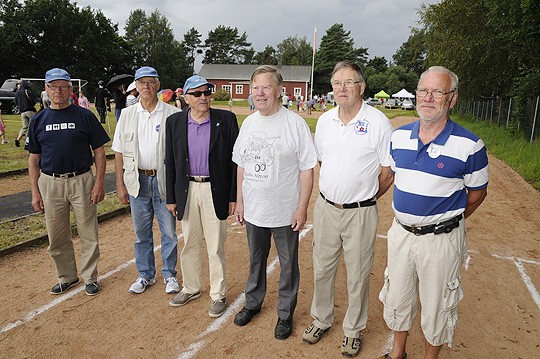 Kaukassalon Urheilupoikia vuonna 2012: vasemmalta Veikko Vuorijoki, Ilkka Wikström, Raimo Rannikko, Pekka Bastman, Seppo Willgren ja Heikki Bastman.