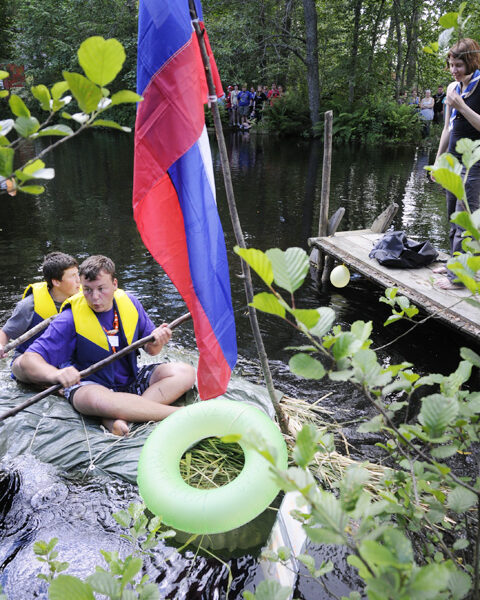 Slovenialaispojat uskaltautuivat ensimmäisenä kaislalauttaa kokeilemaan.