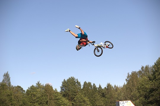 Järvi on betonia pehmeämpi alusta, mutta kipeää ottaa väärin putoaminen veteenkin. Kuvassa Sebastian Westbergin taiturointia. Kuva Lost Reality- arkisto.