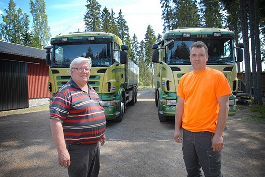 Tauno Kanervalla on takana neljä miljoonaa ajettua kilometriä. Seppo Saarinen tulee perässä sen, minkä ajoja vaan riittää.
