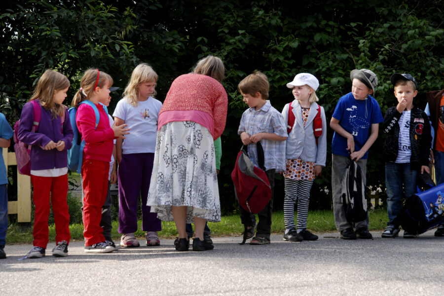Tuula Seppä kaitsi ekaluokkalaisiaan Särkisalon koulun pihalla.