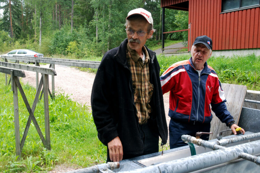 Tapani Kaskia ja Taisto Ranta miettivät, kuinka jätevedenpuhdistamon lakkauttaminen vaikuttaa Vilniemen matonpesupaikkaan.