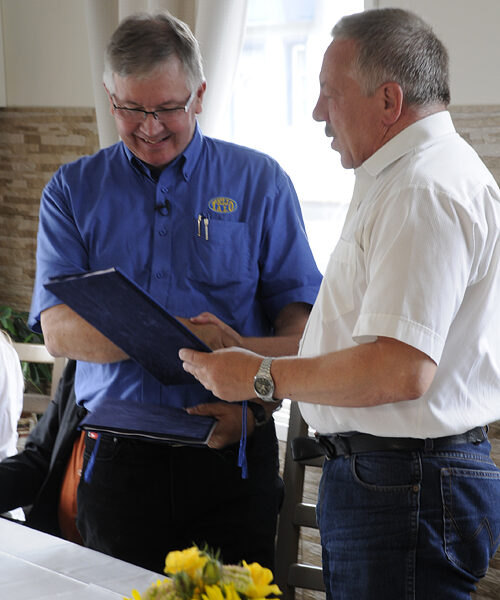 Lasse Ojanen ja Kazimierz allekirjoittivat aiesopimuksen talotehtaan perustamisesta Puolaan.