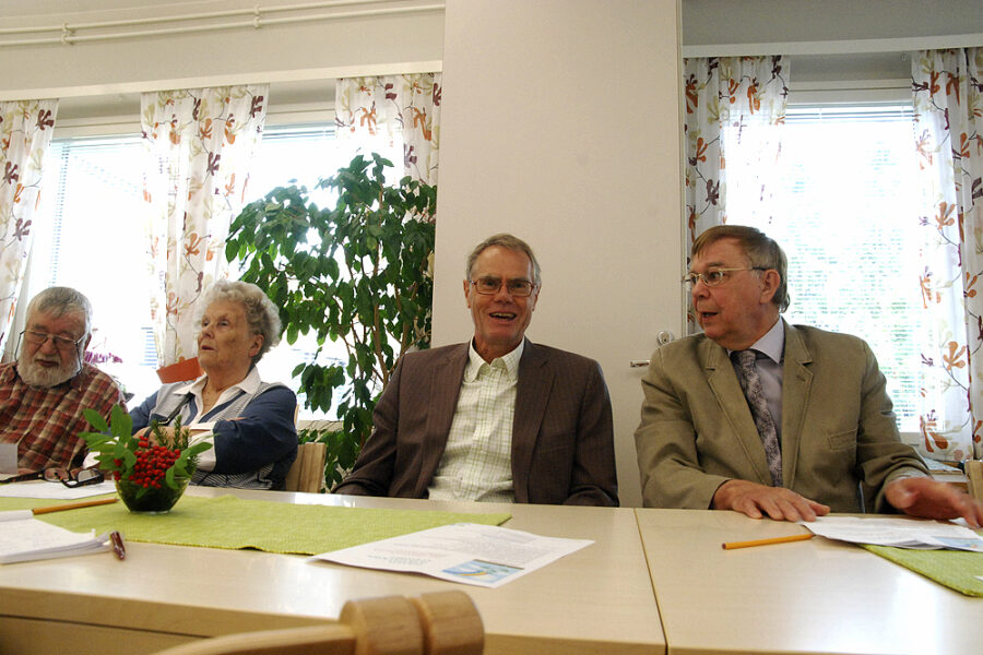Seppo Laitisen (oik.) ja Pentti Vanhatalon mielestä on hyvä, ettei vanhustoiminnasta huolehdi vain yksi järjestö tai muu toimija. Pöytäseurueessa Raimo Manner ja Anja Alm.