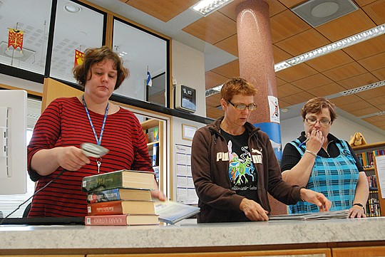 Myös Perniön kirjastossa lomautukset näkyvät, ovet ovat kiinni syksyllä kaksi viikkoa. Viime viikolla töissä oli koko henkilökunta: Leena Plosila, Ursula Kurtze ja Pirjo Niittonen.