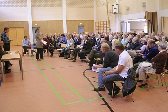 Särkisalossa siirrytään sopimusperusteiseen jätteenkuljetukseen ja asiasta järjestetty keskustelutilaisuus kiinnosti yli sataa särkisalolaista. Äänessä on jätehuoltoasiamies Satu Ojala.