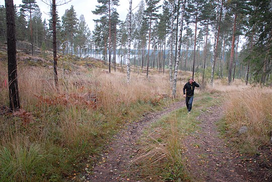 Kuvassa asuintontteja on Tapani Kakon vasemmalla puolella rinteessä. Laskettelukeskus on kuvasta oikealle, taustalla näkyvät golfkenttä ja meri.