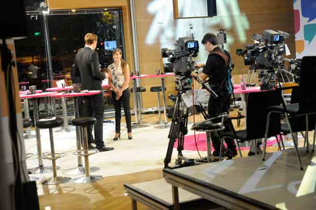 Kaupunginvaltuusto istuntosali oli perattu studioksi. Juontaja Jan Andersson ja kuntatutkija Jenni Airaksinen suorassa uutislähetyksessä.