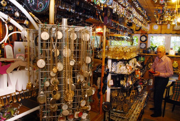 Jo yksi kulma Alpo Ahon kokoelmahuoneesta on kuin kellotehtaan varasto.