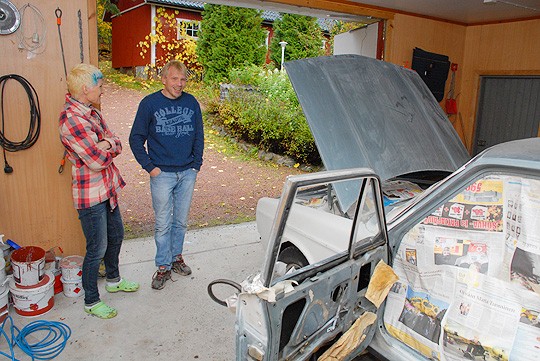 Ranveig ja Alf Helge Kviteberg totuttelevat elämänmenoon Perniössä. Alf Kviteberg pitää yllä näppituntumaa töihin projektinsa, Volvo 144:n parissa.