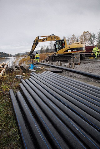 Painoin varustettuja putkia uitetaan jo mereen Vuohensaaressa.