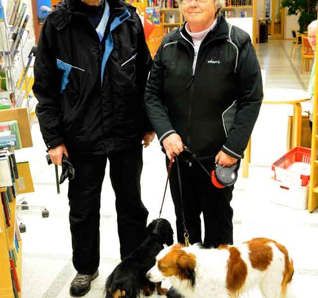 Markku ja Laila Närhinen ja koirat Elsa ja Elli ehtivät ensimmäisinä äänestämään Perniössä.