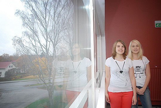 Martta Rintanen ja Laura Virtanen vetivät Demi Pommen paidat päälle.