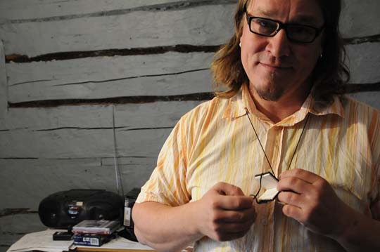 Janne Raution kaulakoru kätkee sisäänsä runon.