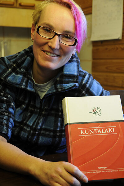 Sanna Leivonen ja yksi valtuutetun työkalu: muutama sata sivua kuntalakia.