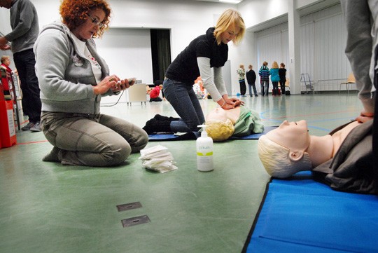 Sairaanhoitaja Hannele Toivola opetti tiistaina puhallus-painalluselvytystä. Oikean tahdin antoi älypuhelimesta soitettu BeeGees. Anne-nukkea henkiin herättää lähinnä Anna Repo.