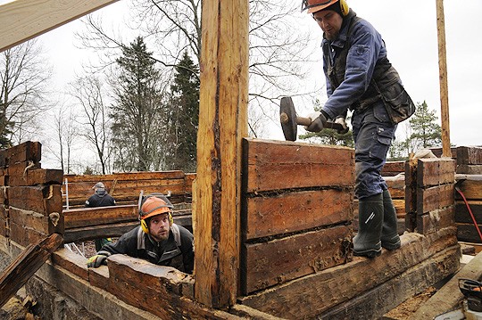 Rakennusrestauroinnin artesaanit työssä: Jere Lehtinen katsoo, koska ovenpieli on oikealla korkeudella. Lekaa heiluttaa Kalle Alho.