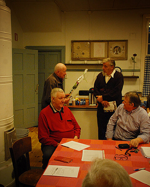 Uuno Degert sai sunnuntaina kunniapuheenjohtajan tittelin ja kukkaset, jotka ojensi Pekka Gustafsson. Etualalla seuraavat Esko Alve ja Ralf Arén.