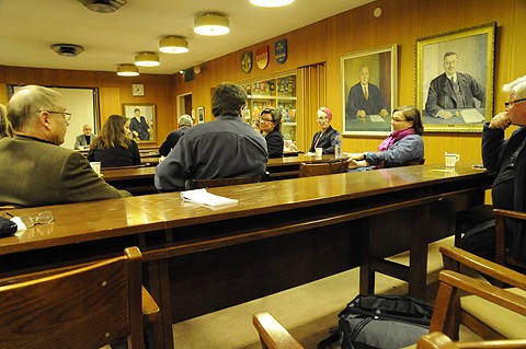 Aluetoimikuntien nelivuotiskautta pantiin pakettiin Perniössä viime viikolla. Oikealla ajatustenvaihdossa ovat Elina Suonio-Peltosalo, Sanna Leivonen ja Eeva Koskinen.