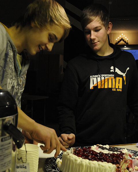 Kimi Grönberg ja Jere Uusitalo kävivät Narikan juhlakakulla.