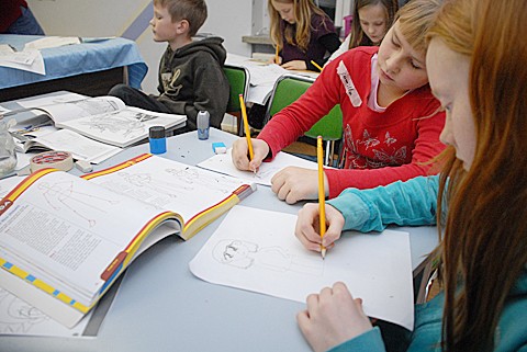 Sauli Siltanen, Camilla Lilja ja Neea Heinonen piirsivät tiiistaina suurisilmäisiä manga-hahmoja.