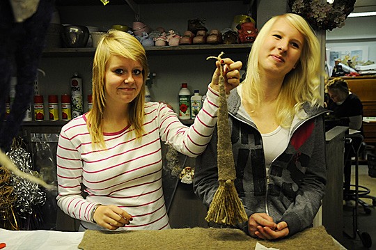 Ronja Aaltosen ja Neea Halosen TET-paikka löytyi Kukka-Katrista ja siellä tehtävänä oli muun muassa tervatonttuja.