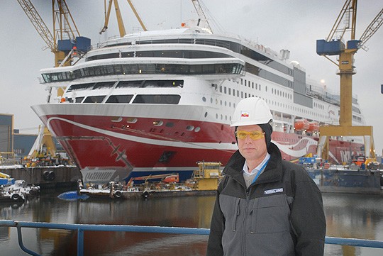 218-metrinen Viking Grace kohoaa Henrik Grönvikin takana jo varsin valmiina. Ensimmäiselle matkalleen matkustajien kanssa se lähtee tammikuussa.