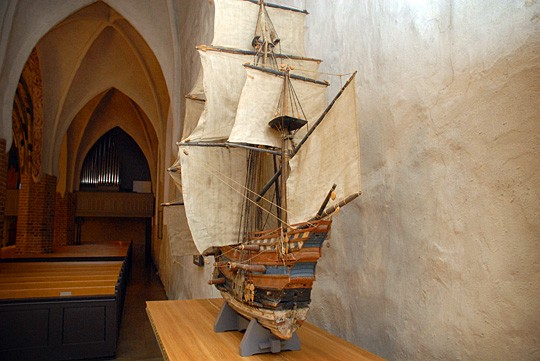 Kirkkolaiva saanee kuulla sunnuntaina täyden kirkon laulavan kauneimpia joululauluja.