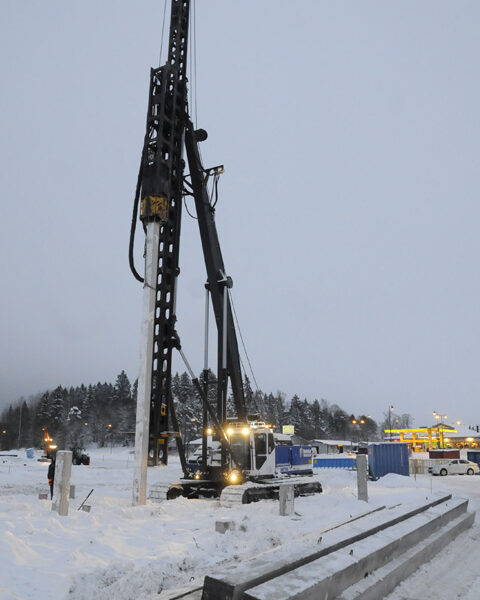 Paalutustyö uuden liiketalon tontilla on valmistumassa.