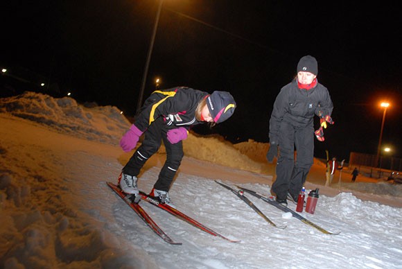 Vilma Lehtimäki ja Margit Ruotsalainen olivat lauantaina lähdössä lenkille Melassuolle, kun lunta vielä oli.