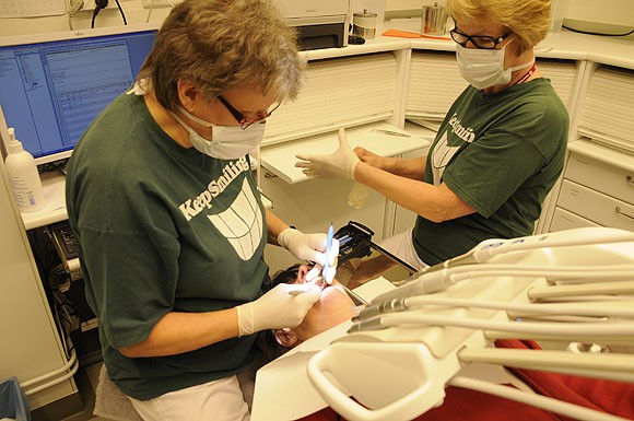 Käynti hammaslääkärillä alkaa hammaskaluston tarkastuksella. Keskiviikkona syyniä tekivät Perniön hoitolassa hammaslääkäri Merja Jalava ja hammashoitaja Liisa Engblom.