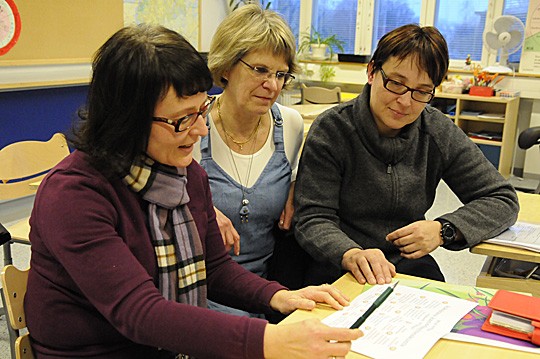 Jaana Joutsen, Marja Kyrölä ja Maarit Teuri vetävät Kiskontien Kimppaa.