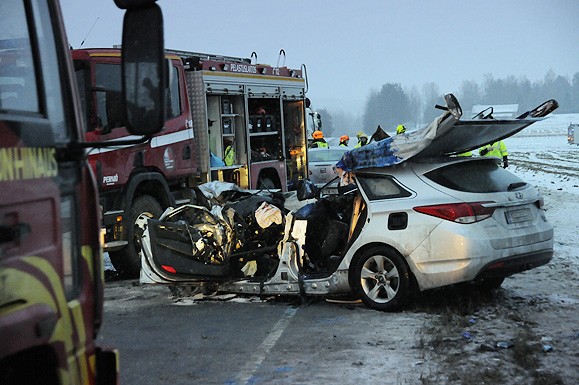 Henkilöauto vaurioitui onnettomuudessa erittäin pahoin.