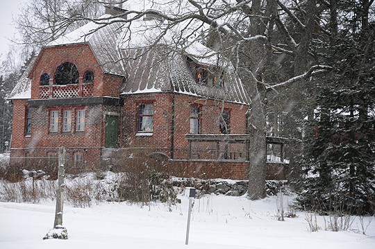 Saunamäkeen kuuluu kartanomainen päärakennus ja useita muita rakennuksia.