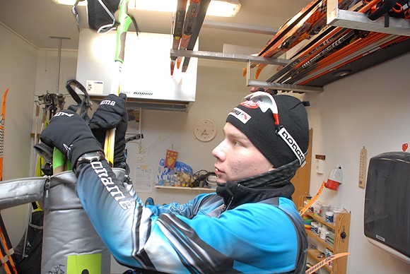 Lauri Vuorinen palasi arkeen jo tiistaina: hän haki kotinsa varastosta sauvoja ja suksia lähteäkseen palauttavalle lenkille tutuille Melassuon laduille.