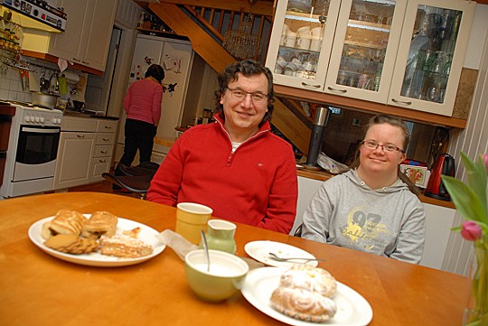 Pertti ja Marianne Vallittu kävivät maanantaina kahvikupin äärellä läpi päivän tapahtumia.