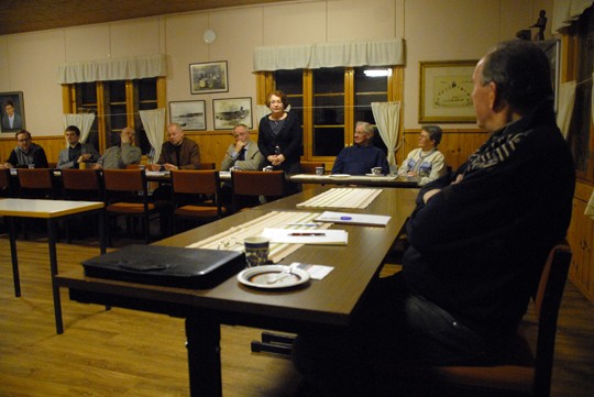 Marja Tast (seisaallaan) vetää Särfinin johtoryhmää. Kuulolla ovat vas. Jaakko Laxenius, Emil Oljemark, Mikko Virpo, Tauno Linkoranta, Pekka Järvinen, Ilkka ja Marita Wikström sekä oikealla Heikki Liede.