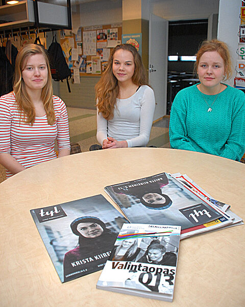 Aino Laurilalla, Inkeri Svahnbäckillä ja Sara Muurisella on nyt hetki aikaa hengähtää ja terästää tietojaan: ylioppilaskirjoitukset jatkuvat maaliskuussa.