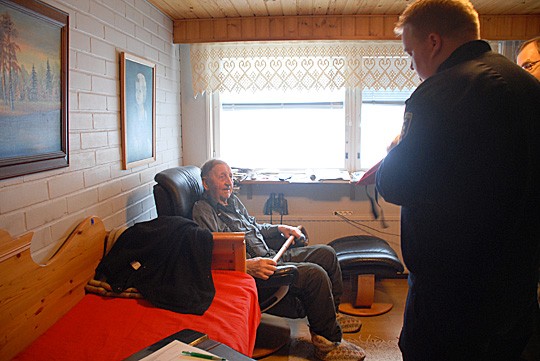 Oiva Suominen sai tiistaina istua kaikessa rauhassa, kun palokunta kävi laittamassa palovaroittimet kuntoon. Hannes Aaltonen antoi lopuksi pikakurssin sammutuspeitteen käyttöön.