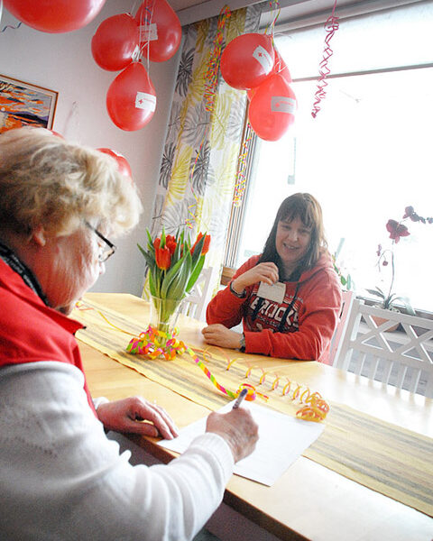 Osa evakuointia on henkilötietojen keräys. Ritva Piironen otti tiedot talteen Heli Hahleelta.