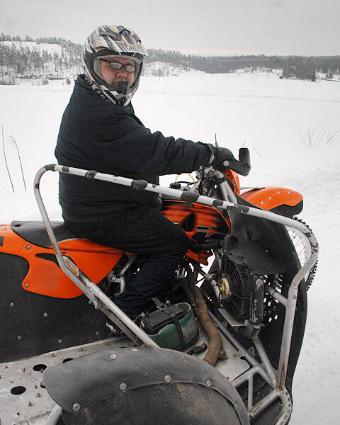 Petri Pantsun ja uskollisen KTM:n takana aukeaa sunnuntain rata-alue, pellolle raivattu yli kilometrin lenkki.