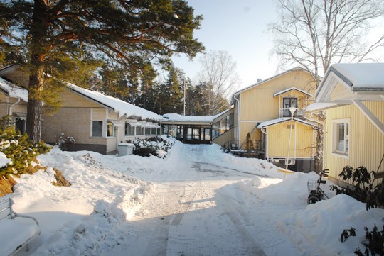 Uuden esityksen mukaan vasemmalla olevaan siipeen tulisi kirjasto ja palvelupiste sekä toiseen päähän vanhustentaloyhdistyksen hallinnoimia tiloja. Oikealla etualalla olisi nuorisotila ja kansalaisopiston tiloja, taaempana päiväkoti ja pohjakerroksessa kuntosali.