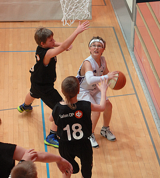 PeU Basketin mustapaitaiset minipojat pelasivat voitokkaasti kotiturnauksessaan.