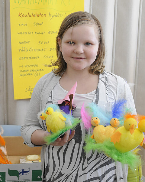 Annina Karhu myi Särkisalon myyjäisissä pääsiiäiskoristeita.