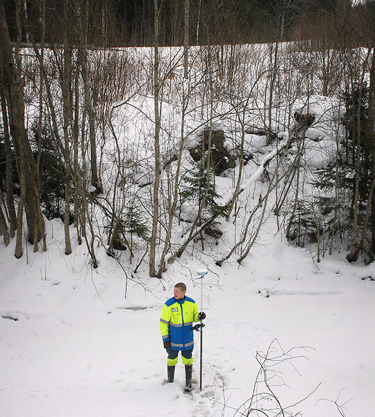 Rambollin Jukka Hirvonen mittasi Asteljoen uomaa Kiskontien varressa.