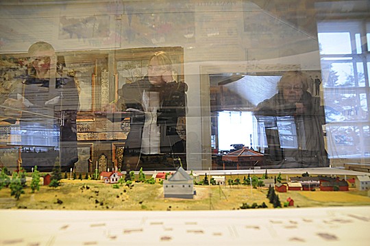 Antero Peijonen, Mia Juva ja Ritva Piironen kävivät tiistaina tarkastamassa, onko Perniön museo valmis kesään.