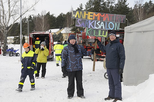 Wanhemmat ry esittäytyi Särkisalon talviriehassa sunnuntaina. Kyltissä kiinni ovat Ilkka Hänninen ja Matti Korpi.